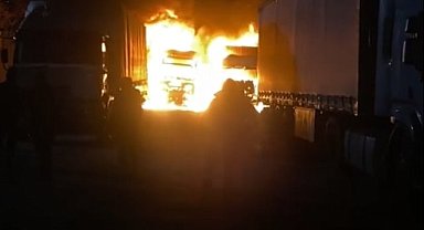 Ağrı'da yanan tır kullanılmaz hale geldi