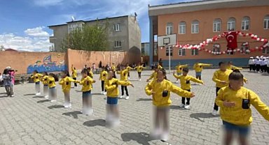 Ağrı'da öğrencilere giydirilen kıyafetler tepki çekti