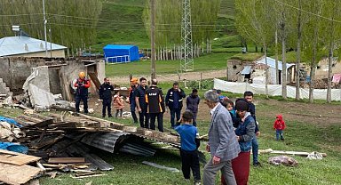 Ağrı'da dolu yağdı, fırtına çatıları uçurdu