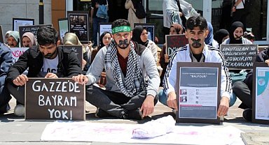 AİÇÜ öğrencileri Filistin için sesiz oturma eylemine başladı