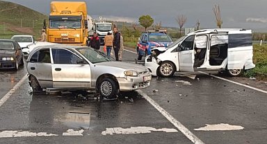 Koyunlara yol verdi kaza meydana geldi: 5 kişi yaralı