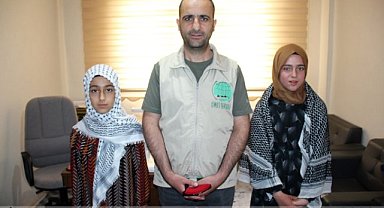 Ağrılı öğrenciler düzenledikleri tiyatrodan gelen geliri Filistin'e bağışladılar