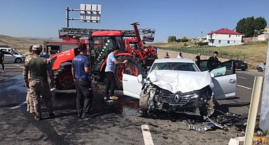 Traktör ile otomobil kafa kafaya çarpıştı, yaralılar var