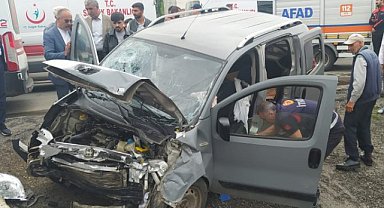Ağrı'da aracın kontrolü kaybolunca direğe çarptı: 4 yaralı