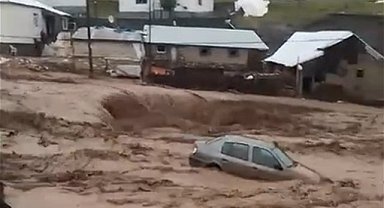 Ağrı'da sele kapılan otomobil kağıt gibi sürüklendi