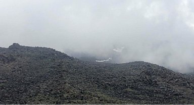 Ağrı Dağı'na tırmanan dağcılardan haber alınamıyor
