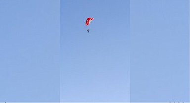 Ağrı Dağı'nın zirvesinden paraşütle rekor atlayış