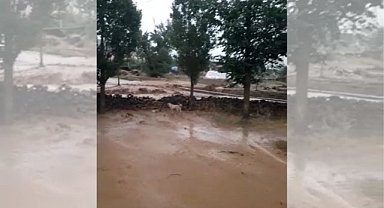 Ağrı'da Selin kapattığı yollar nedeni ile köylere ulaşım sağlanamıyor