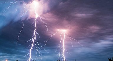 Hayvan otlatan gence yıldırım isabet etti