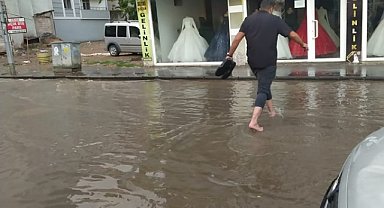 Ağrı'da caddeler göle döndü, insanlar mahsur kaldı