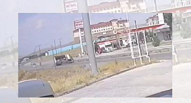 Ağrı'da kamyonetin devrilmesi güvenlik kamerasına yansıdı