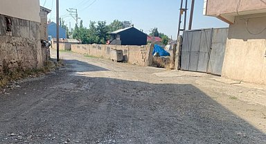 Asfalt çalışmasının düzenli yapılmamasına Ağrılı vatandaşlardan tepkili