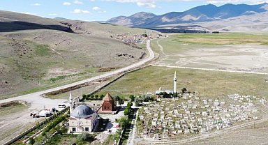 Harabeye dönen Bayazıt'ta büyük mücadele veren alim