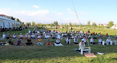 Küçükler, Ağrı Millet Bahçesinde cemaatle namaz kıldı