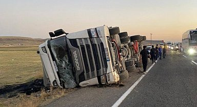 Patnos'ta devrilen tırın sürücüsü yaralandı