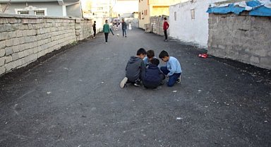 Ağrılı çocuklar sokaklarda oynamayı tercih ediyor
