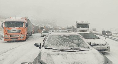 Sakaltutan Geçidi Erzincan'da ki yoğun kar yağışı nedeniyle ulaşım durdurdu