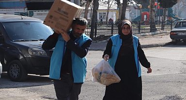 Adıyaman'da bir imam eşiyle birlikte ihtiyaç sahibi ailelerine ulaşıyor