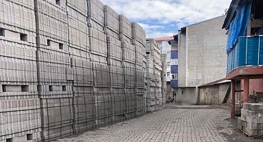 Ağrı'da bir inşaat firmasının üst üste yığdığı biriketler tehlike saçıyor