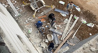 İskelesi çöken asansörde çalışan 3 işçi ağır yaralandı