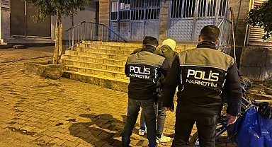 Uyuşturucu suçlarından aranan 2 kişi yakalandı