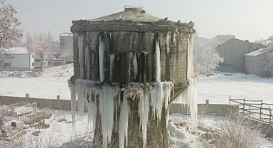 Ağrı dondu, buz sarkıtları 3 metreyi buldu