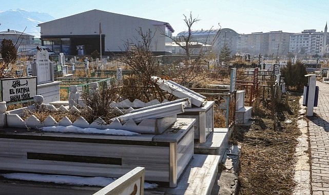 Gece saatlerinde Van'da onlarca mezar tahrip edildi