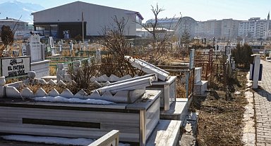 Gece saatlerinde Van'da onlarca mezar tahrip edildi