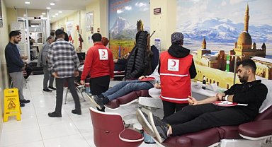 Kan stokları düşünce üniversite öğrencileri kan verdi