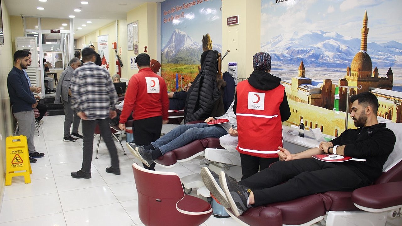 Kan stokları düşünce üniversite öğrencileri kan verdi