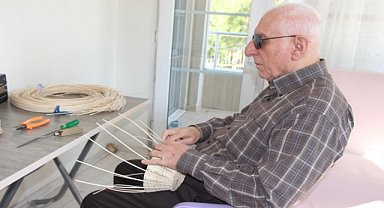 Mardin'de bir görme engelli bambu ağaçlarından sepet yapıyor