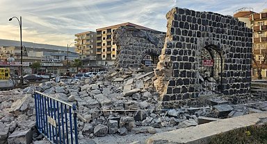 Mem û Zin türbesinin giriş kapısı kendiliğinden yıkıldı