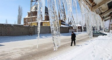 Ağrı'da hava sıcaklığı eksi 30 dereceye kadar düştü