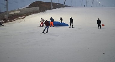 Kar yağmayınca branda ile kar taşımaya başladılar