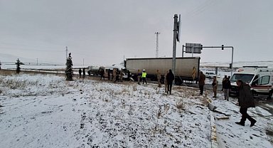 Tutak ilçesinde tır ile minibüs çarpıştı 8 kişi yaralandı