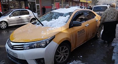 Çatıdaki kar ticari taksinin üzerine döküldü, araç pert oldu