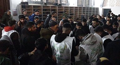 HÜDA PAR'lı gençler cami önünde sıcak salep dağıttı