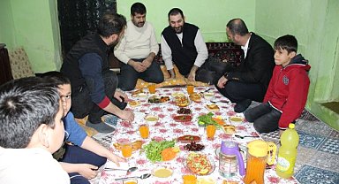 Kapılarını çaldıkları ailenin iftarda misafiri oldular