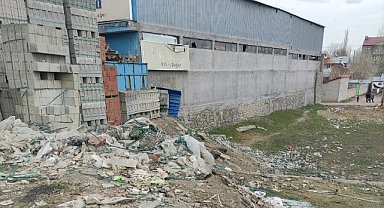 Ağrı halkı, çöplerin temizlenmemesi nedeniyle belediyeden şikayetçi