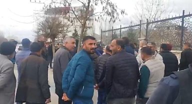 Düşük maaş iddiasındaki Patnos Belediyesi işçileri eylem yaptı