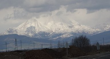 Kar yağışı Ağrı'nın yüksek kesimlerine gerçekleşti