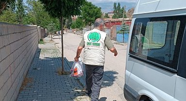Ulaşabildikleri ailelere kırmızı et dağıtımı gerçekleştirdiler