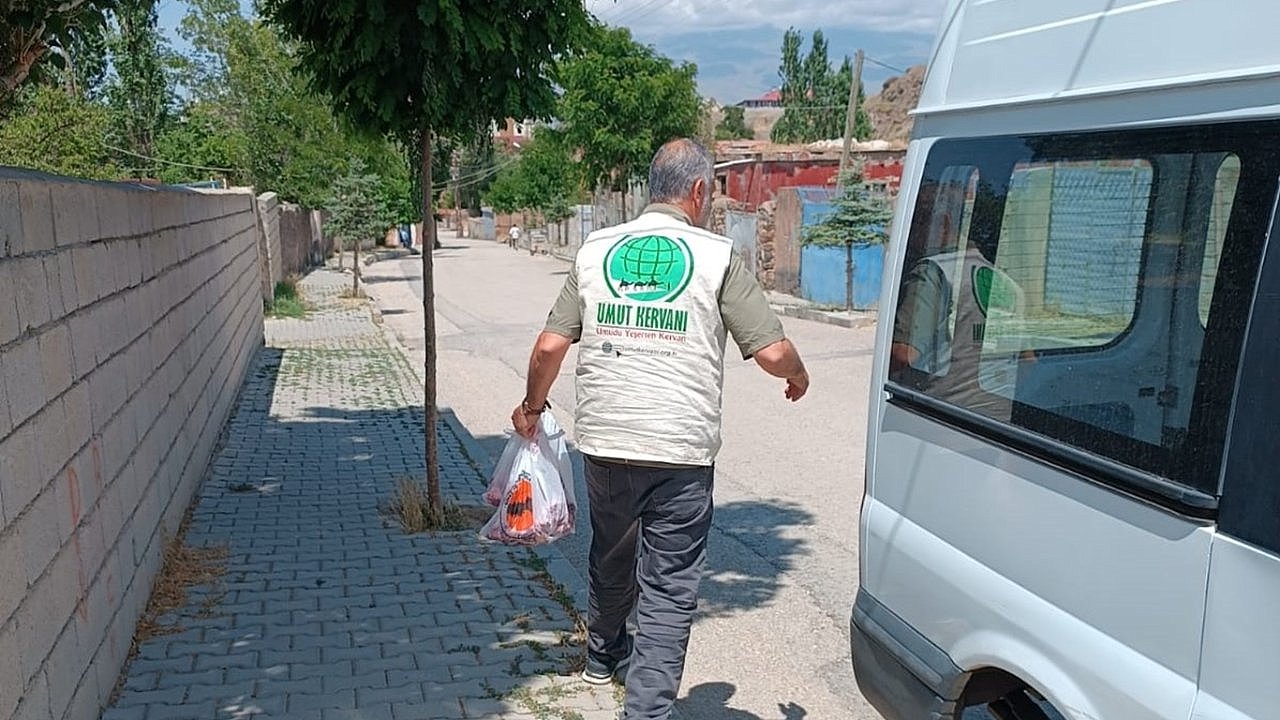 Ulaşabildikleri ailelere kırmızı et dağıtımı gerçekleştirdiler