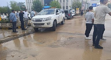 Ağrı'da meydana gelen sel nedeni ile çok sayıda araç su içinde kaldı