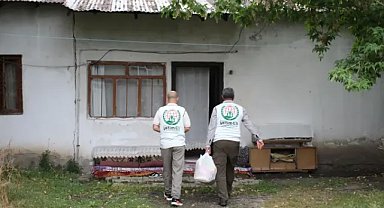 Almanya'dan geldi ev ev dolaşıp gıda dağıtımı gerçekleştirdi