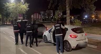 Alınan istihbarat üzerine bir araçta 52 kilogram uyuşturucu ele geçirlidi