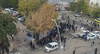 Davanın bitmesini beklemeden aileler adliye karşısında kavga etti: 4 yaralı