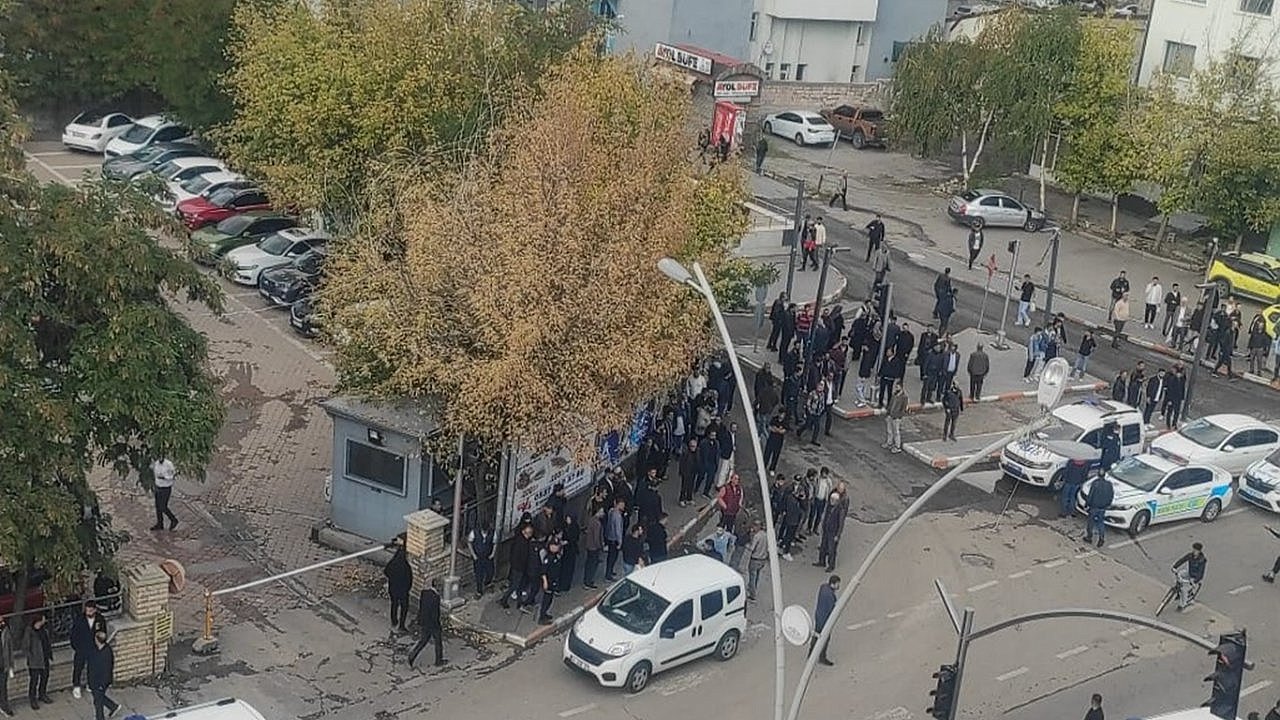 Davanın bitmesini beklemeden aileler adliye karşısında kavga etti: 4 yaralı