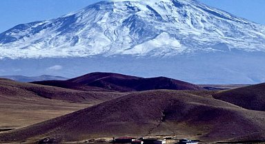 Kar yağışı Ağrı Dağı'nı beyaza bürüdü