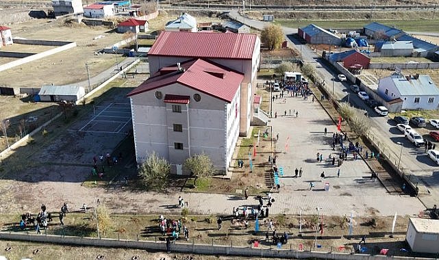 Okulun bahçesinde buluşup ağaç dikme programı gerçekleştirdiler